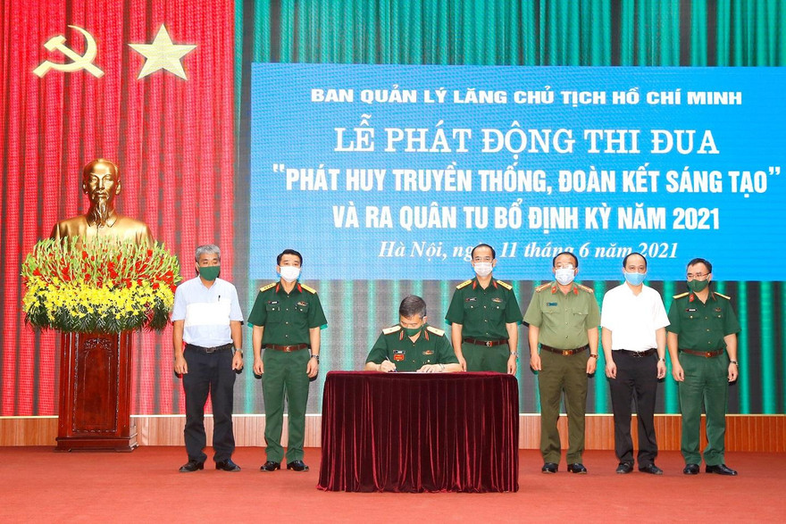 Lãnh đạo Ban Quản lý Lăng Chủ tịch Hồ Chí Minh ký xác nhận các cơ quan, đơn vị ký giao ước thi đua, sáng 11/6