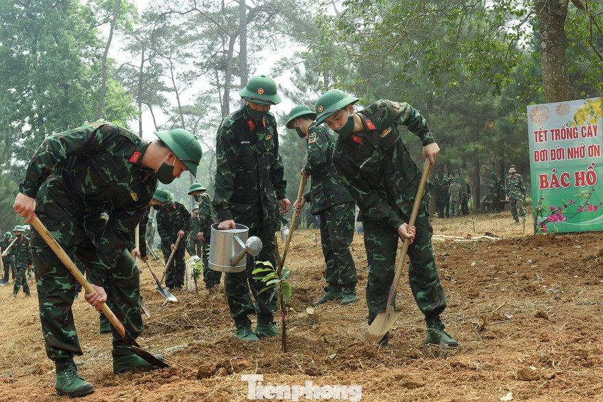 Đoàn viên thanh niên Bộ Tư lệnh Bảo vệ Lăng Chủ tịch Hồ Chí Minh hưởng ứng Tết trồng cây 2021 tại Khu di tích K9, ngày 12/3