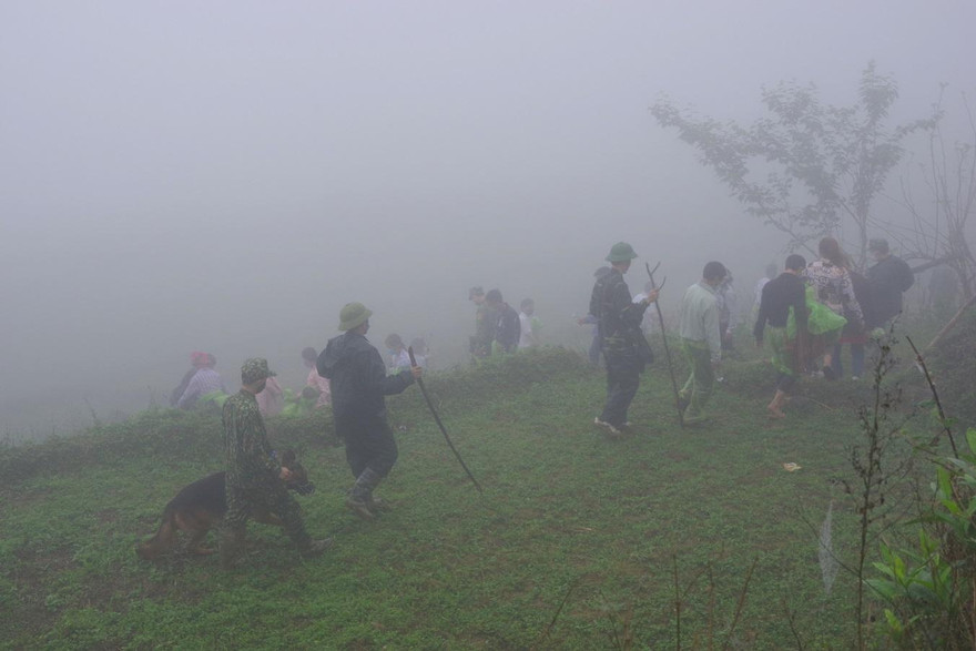 Bộ đội Biên phòng Lào Cai áp giải nhóm người vượt biên sau khi tiếp nhận bàn giao từ phía cơ quan chức năng Trung Quốc