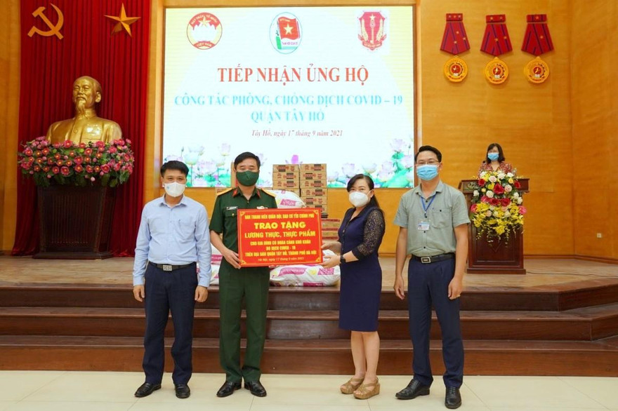 Đại diện Ban Thanh niên Quân đội và Ban Cơ yếu Chính phủ trao cho đại diện chính quyền quận Tây Hồ các phần quà gửi tặng người dân, chiều 17/9 