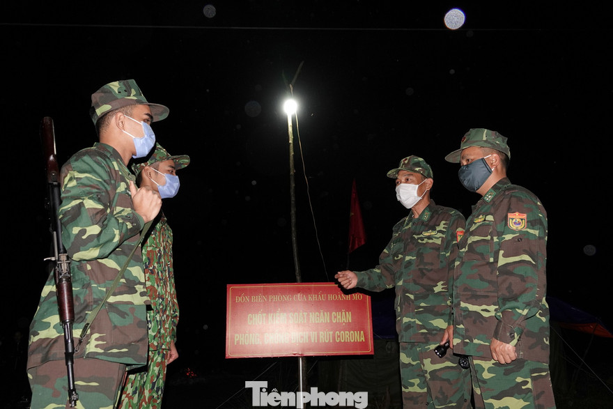 Bộ đội Biên phòng chốt chặn ngăn dịch COVID-19 trên tuyến biên giới phía Bắc. Ảnh: Nguyễn Minh