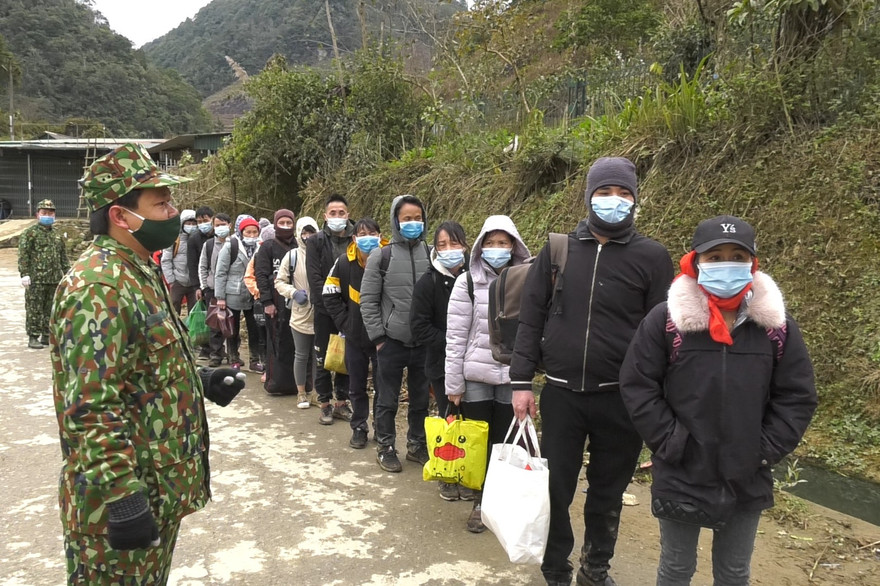Bộ đội Biên phòng Lào Cai đưa 35 người nhập cảnh trái phép đi cách ly y tế
