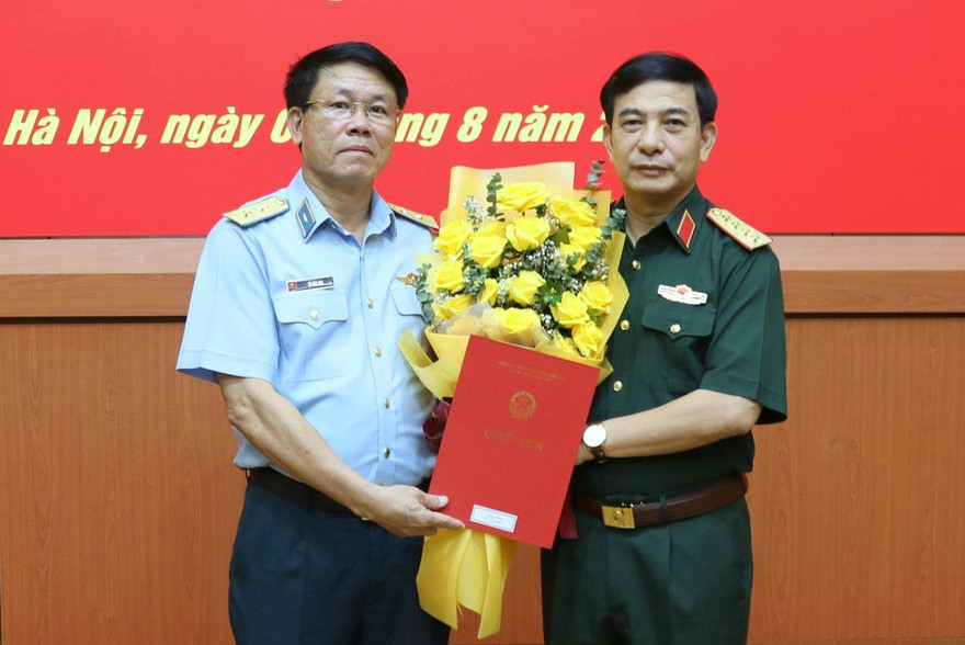 Thừa ủy quyền của Chủ tịch nước Nguyễn Xuân Phúc, Đại tướng Phan Văn Giang, Phó Bí thư Quân ủy Trung ương, Bộ trưởng Bộ Quốc phòng trao quyết định thăng quân hàm từ Thiếu tướng lên Trung tướng cho Quyền Tư lệnh Vũ Văn Kha (bên trái ảnh).