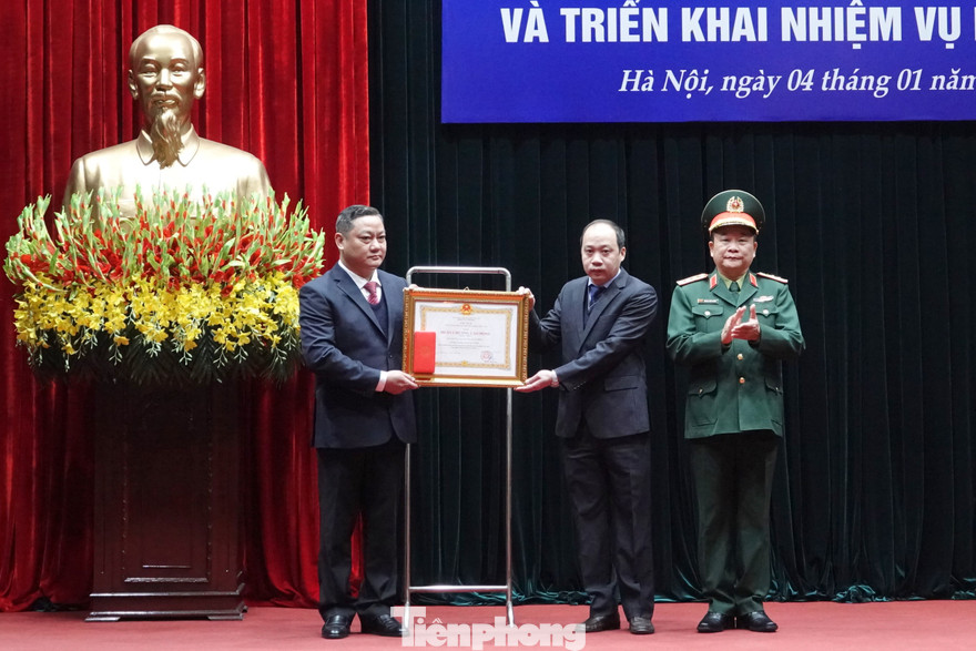 Thừa ủy quyền của Chủ tịch nước, Thượng tướng Hoàng Xuân Chiến trao tặng Huân chương Lao động hạng Nhất cho Ban Quản lý Quảng trường Ba Đình, sáng 4/1.