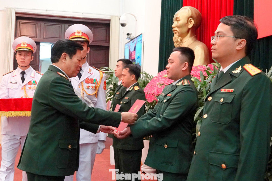 Đại tướng Ngô Xuân Lịch trao các Quyết định thăng quân hàm trước niên hạn, tuyển dụng quân nhân chuyên nghiệp cho 4 GMTTB