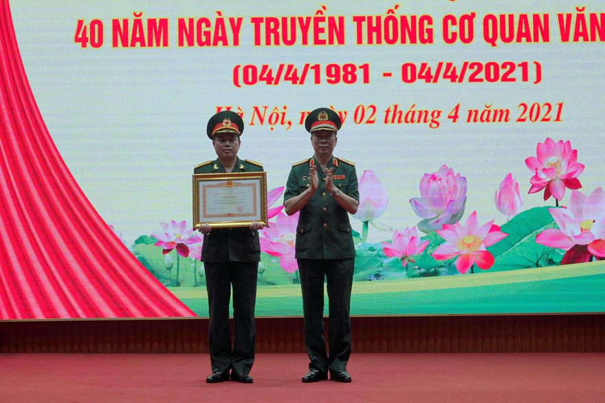 Trao Bằng khen của Thủ tướng cho cơ quan Văn phòng Bộ tư lệnh Bảo vệ Lăng, sáng 2/4