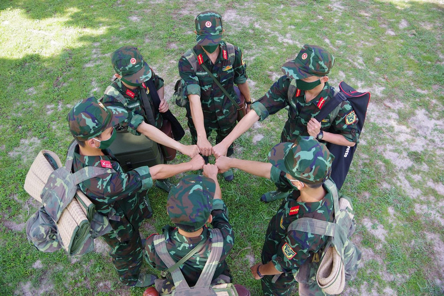 Sáu cán bộ, chiến sĩ Tiểu đoàn Cối 100 bày tỏ quyết tâm lên đường chống dịch