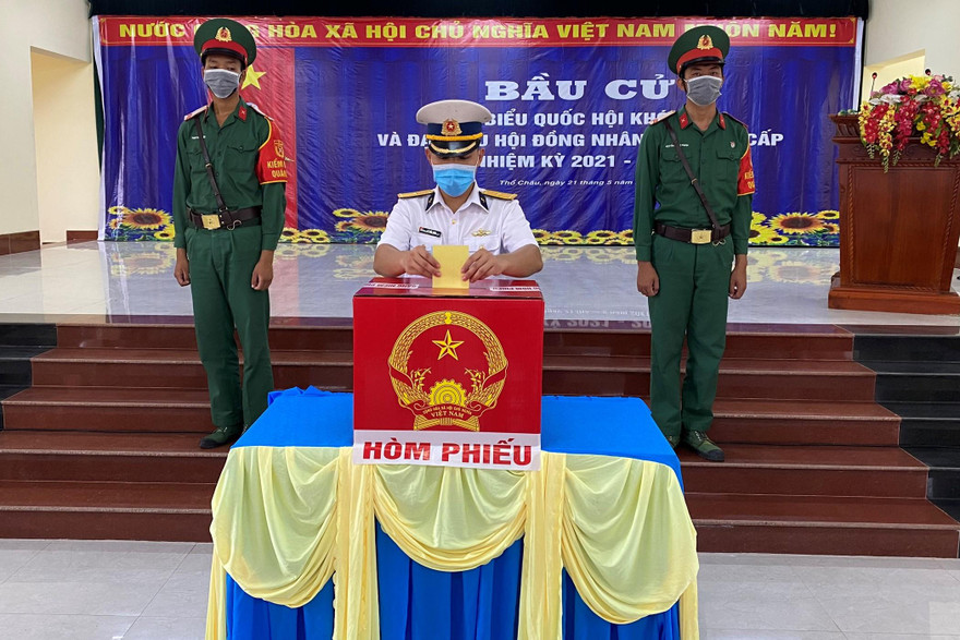 Cử tri Vùng 5 Hải quân ở tuyến đảo Tây Nam bỏ phiếu bầu cử đại biểu Quốc hội và đại biểu HĐND, ngày 21/5