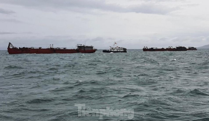 Lực lượng Hải quân và Biên phòng tiếp cận các xà lan từ vùng biển Campuchia về Việt Nam.