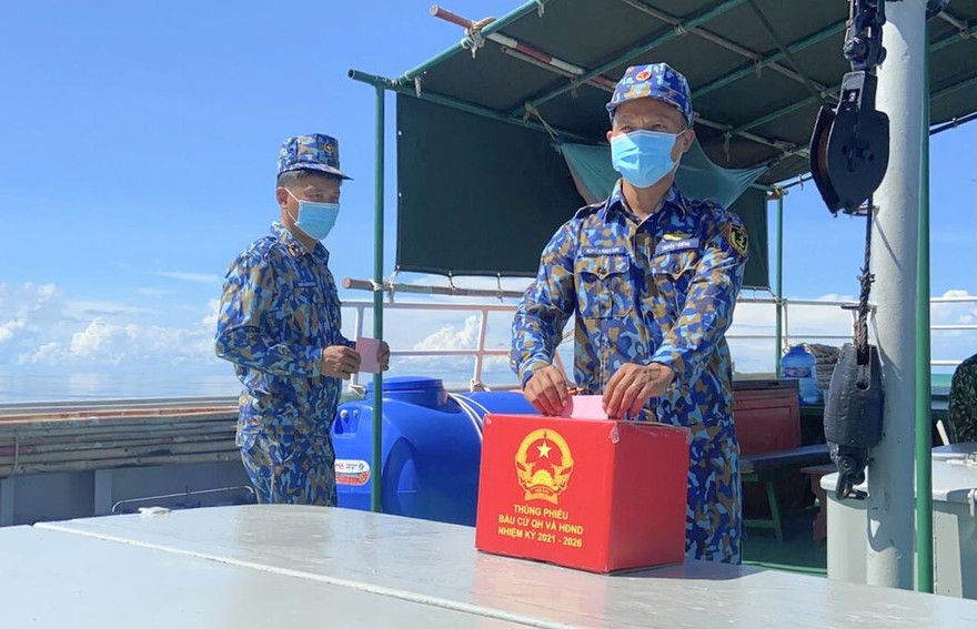 Cán bộ, chiến sĩ trên Tàu 792 bỏ phiếu bầu đại biểu Quốc hội khóa XV và đại biểu HĐND các cấp nhiệm kỳ 2021-2026. Ảnh: Vùng 5 Hải quân