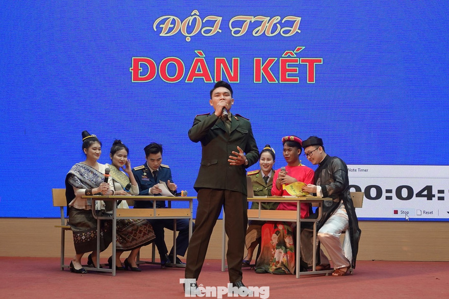 Đội thi Đoàn kết của học viên Lào trong phần thi chào hỏi