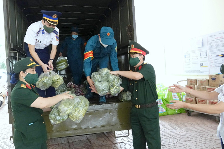 Những phần quà được trao tặng thể hiện tình quân dân ấm áp và nghĩa đồng bào sâu nặng. - Ảnh: Nguyễn Minh