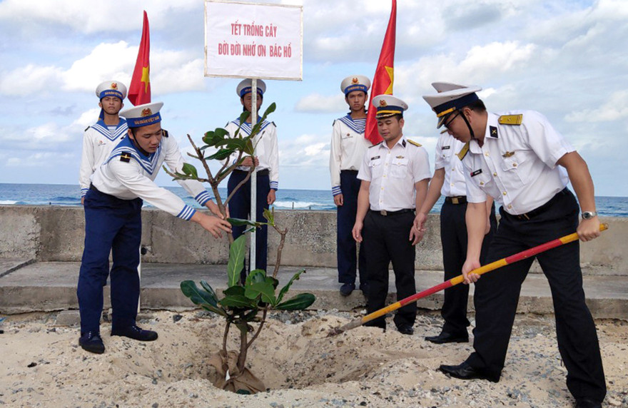 ĐVTN Vùng 4 Hải quân hưởng ứng Tết trồng cây 2021 trên đảo An Bang thuộc quần đảo Trường Sa. Ảnh: QCHQ