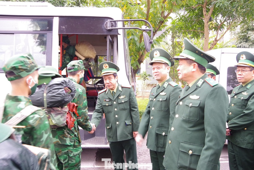 Lãnh đạo Bộ Tư lệnh và Học viện Biên phòng tiễn cán bộ, học viên tăng cường lên biên giới chống dịch, sáng 11/1