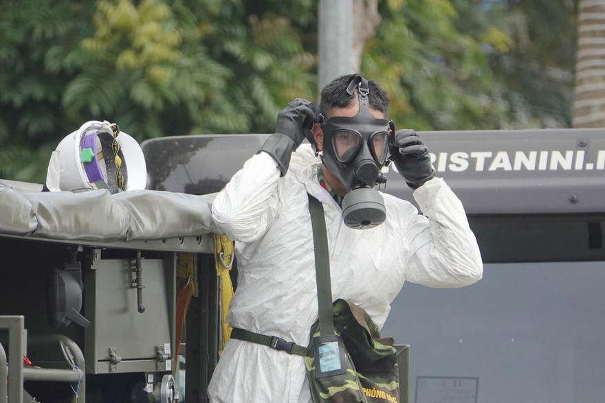 Chiến sĩ Binh chủng Hoá học đeo mặt nạ phòng hoá trước khi vào khử trùng Bệnh viện Bệnh nhiệt đới Trung ương cơ sở 2, ngày 6/5. Ảnh: Nguyễn Minh 