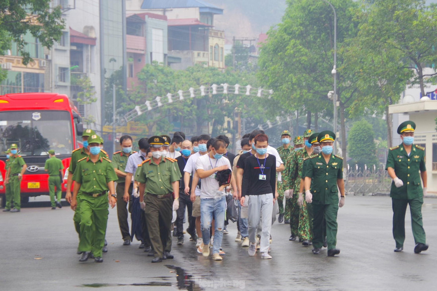 Công an và Biên phòng Việt Nam dẫn giải 16 người Trung Quốc ra vạch phân định cửa khẩu đường bộ quốc tế Lào Cai