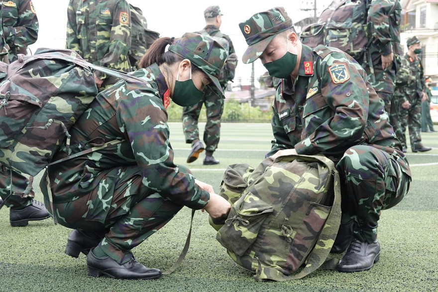 Y bác sĩ Bệnh viện Quân y 105 sắp xếp quân tư trang đi chống dịch. Ảnh: Nguyễn Minh