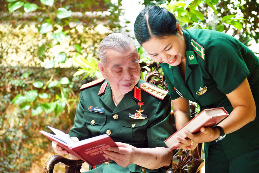 Thiếu tá, nhà văn Phạm Vân Anh xin ý kiến Đại tướng Nguyễn Quyết về những cứ liệu lịch sử cho tập bút ký. Ảnh: Việt Văn