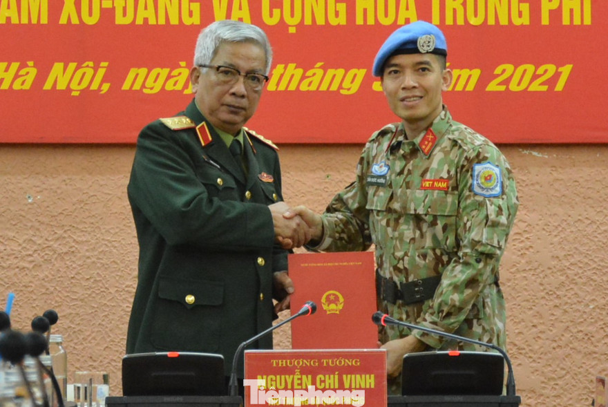 Trao quyết định của Chủ tịch nước cho trung tá Trần Đức Hưởng, sáng 12/3