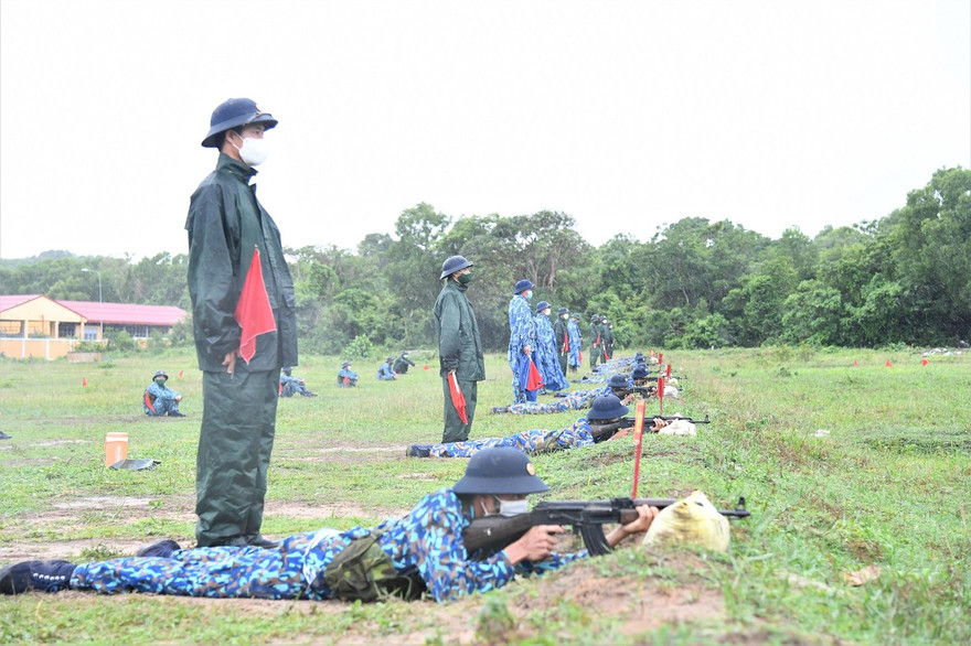 Chiến sĩ mới thực hành bắn súng tiểu liên AK