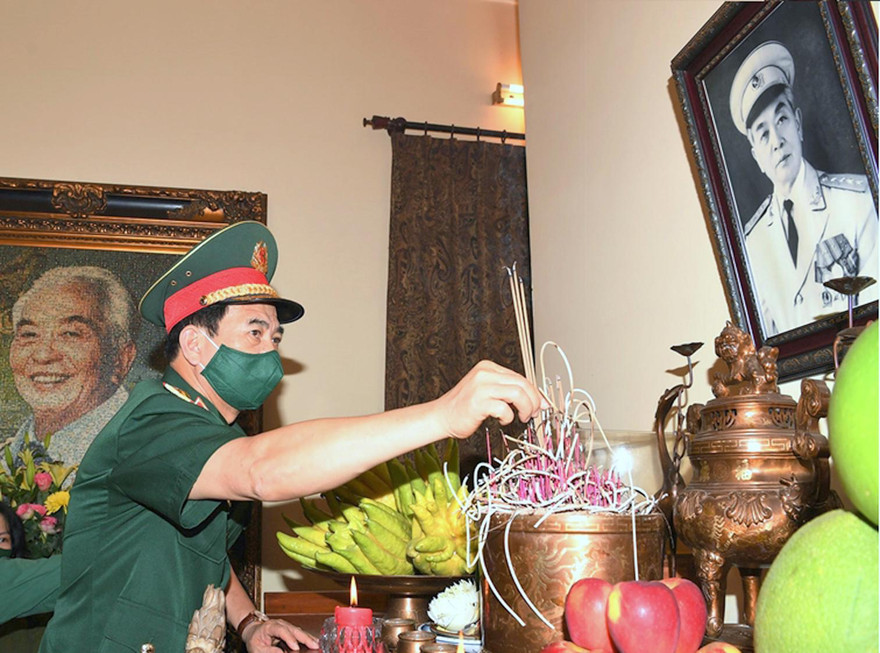 Bộ trưởng Phan Văn Giang dâng hương tưởng nhớ Đại tướng Võ Nguyên Giáp