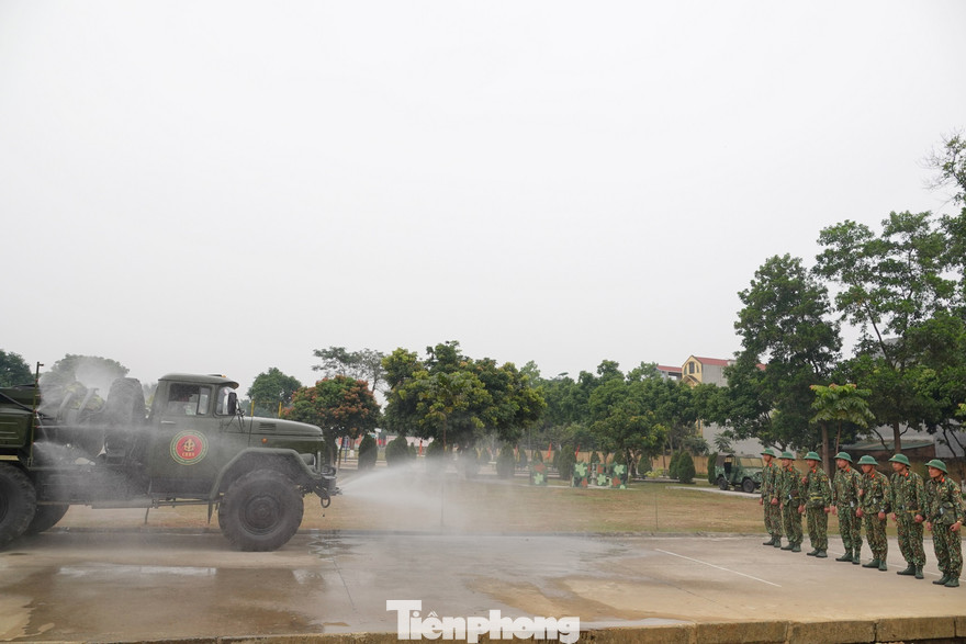 Tiểu đoàn 905, Binh chủng Hóa học luyện tập phương án sử dụng giàn phun khử trùng cải tiến trên xe ARS-14 để tham gia dập dịch tại các ổ dịch COVID-19 trong cộng đồng. Ảnh: Nguyễn Minh