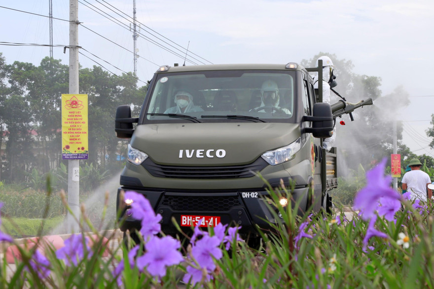 Bộ đội Hóa học phụ khử trùng ngõ xóm dân cư ở Bắc Ninh, sáng 27/5