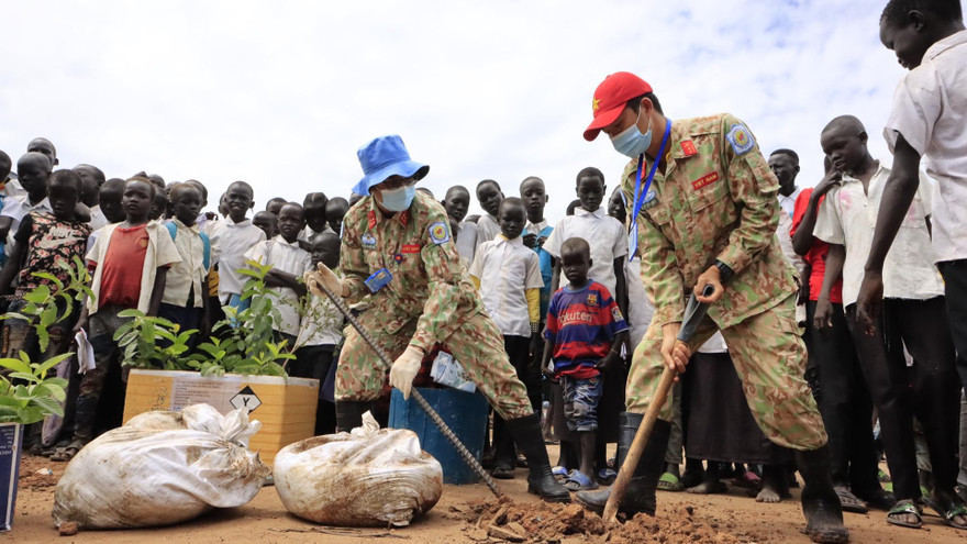Đoàn thanh niên Bệnh viện dã chiến cấp 2 số 3 tiến hành trồng cây ăn quả trong khuôn viên trường tiểu học Nyuel Juol