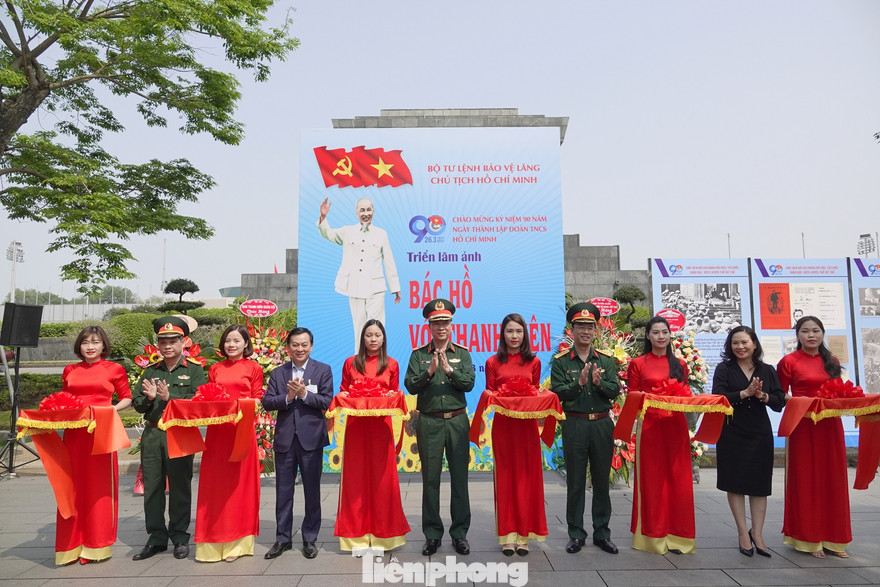 Lãnh đạo các đơn vị cắt băng khai mạc triển lãm, chiều 23/3