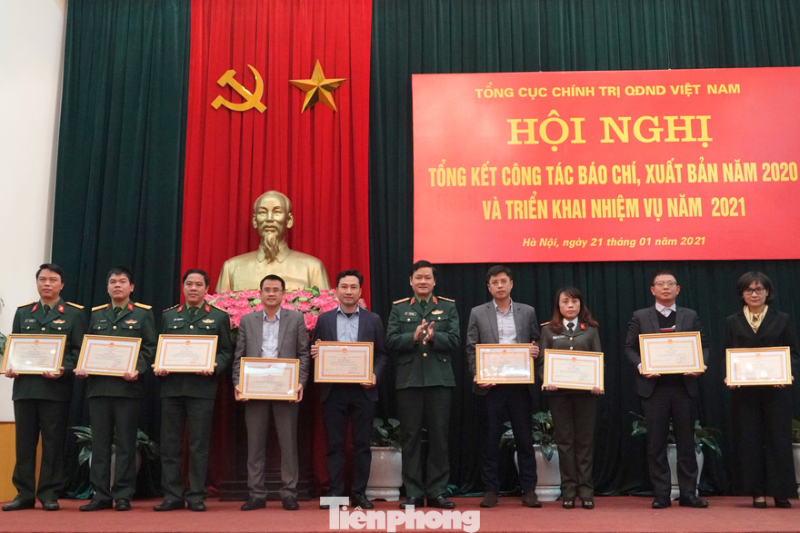 Lãnh đạo Báo Tiền Phong và các cơ quan báo chí đón nhận bằng khen của Tổng cục Chính trị Quân đội nhân dân Việt Nam, chiều 21/1 