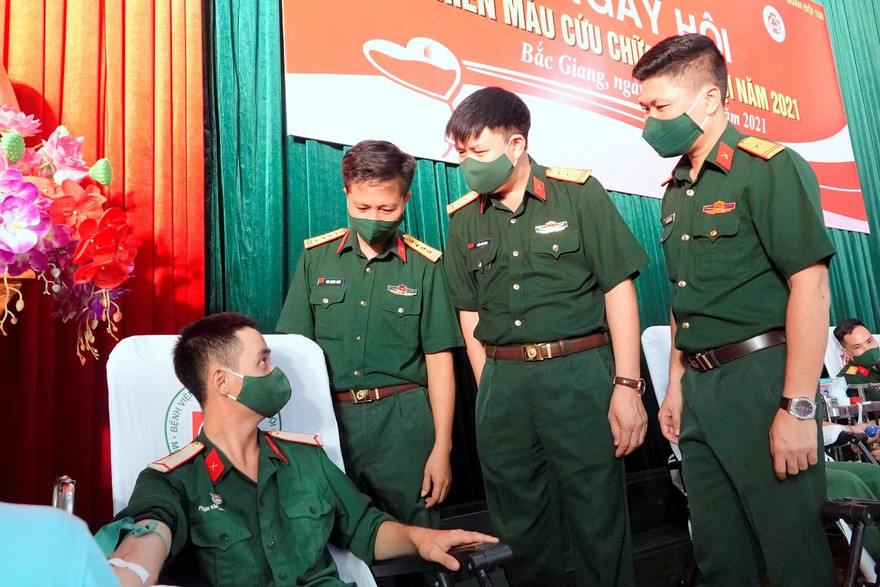 Lãnh đạo Ban Thanh niên Quân đội và Bệnh viện T.Ư Quân đội 108 trò chuyện với đoàn viên Trường Quân sự Quân đoàn 2 tham gia hiến máu, sáng 7/8. Ảnh: Nguyễn Minh