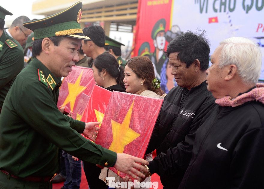 Trung tướng Đỗ Danh Vượng, Bí thư Đảng ủy, Chính ủy BĐBP tặng cờ Tổ quốc cho ngư dân Phú Yên, sáng 19/1
