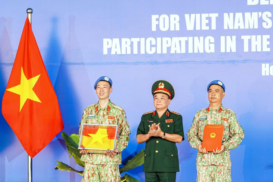 Thượng tướng Hoàng Xuân Chiến trao Quyết định của Chủ tịch nước cử BVDC 2.3 thay thế BVDC 2.2 và Quốc kỳ cho BVDC 2.3 tại lễ xuất quân đi Nam Sudan thực hiện nhiệm vụ, ngày 23/4/2021, tại TPHCM 