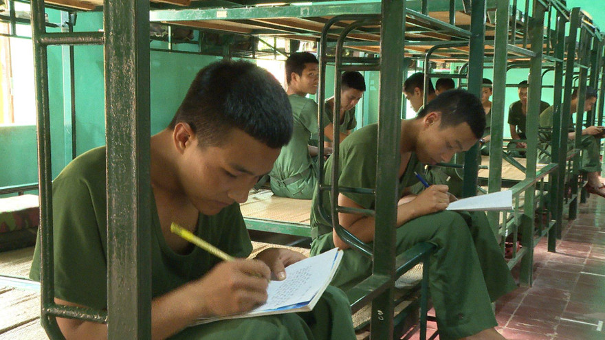 Chiến sĩ Sư đoàn 3 viết thư gửi về cho gia đình trong thời gian huấn luyện chiến sĩ mới 