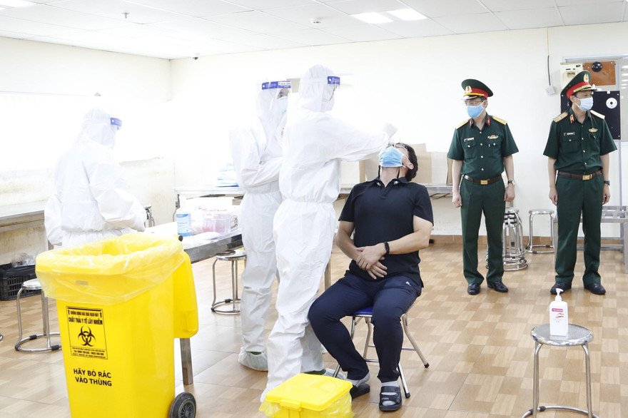 Trung tâm xét nghiệm dã chiến lấy mẫu xét nghiệm cho người dân ở huyện Yên Dũng