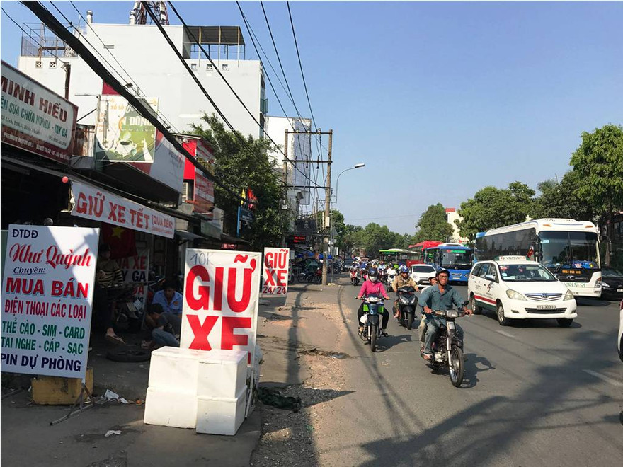 Hàng loạt bãi giữ xe tự phát mọc lên xung quanh các bến xe lớn ở TPHCM.