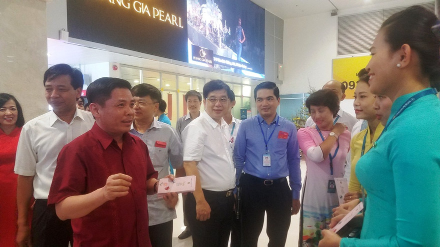 Bộ Trưởng Nguyễn Văn Thể chúc Tết và tặng lì xì cho nhân viên phục vụ tại sân bay Tân Sơn Nhất.
