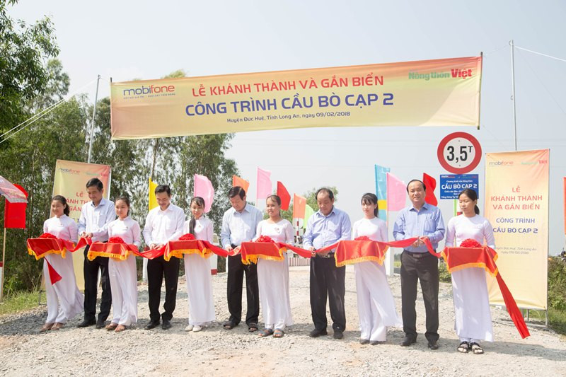 Nguyên Chủ tịch nước Trương Tấn Sang cắt băng khánh thành cầu nông thôn mới.