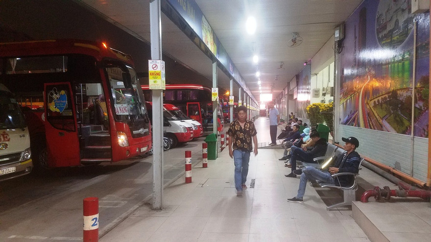 Những hành khách cuối cùng của năm 2017 tại bến xe Miền Đông.