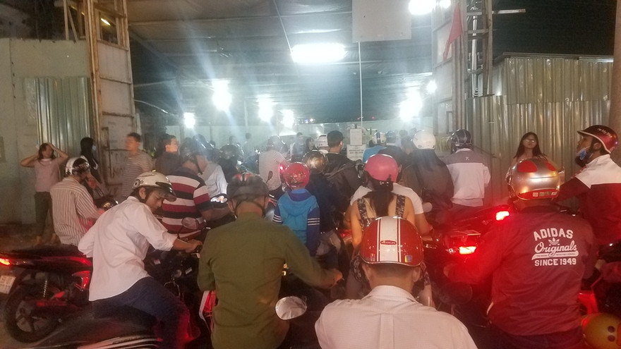 Các bãi giữ xe lớn luôn đông nghẹt người vào gửi xe máy.