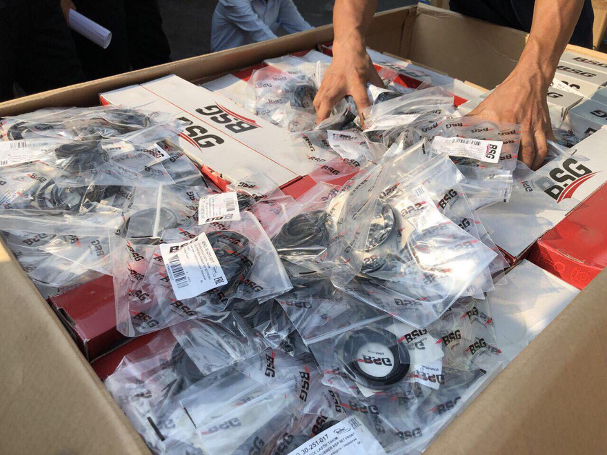 Chiếc container chứa toàn phụ tùng ô tô xịn nhập lậu.