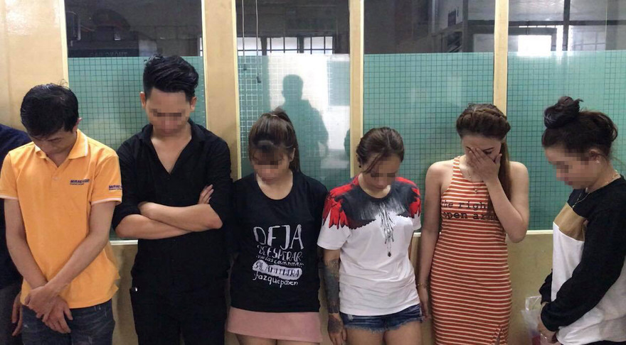 Nhiều thanh niên nam nữ phê ma tuý bị đưa về công an.