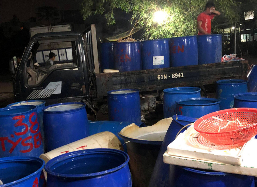 Nhiều thùng hoá chất dùng để ngâm ngó sen, hoa chuối bào.