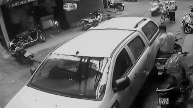 Không có tài xế ôtô vẫn tự lao lên vỉa hè