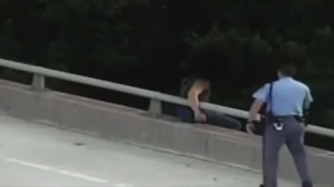 Cảnh sát cứu sống người đàn ông định nhảy cầu tự tử