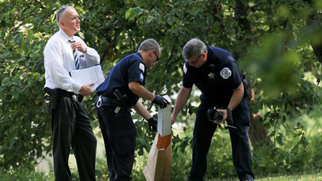 Cảnh sát thu thập chứng cứ tại hiện trường. Ảnh: Chicago Tribune