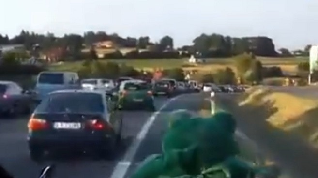 Ô tô dạt lề đường nhường lối cho xe cứu thương