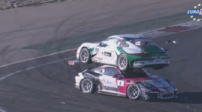 Rợn người hai xe công thức xếp chồng lên nhau sau tai nạn