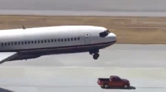 Nghẹt thở ''cứu' máy bay hạ cánh bị hỏng bánh trước