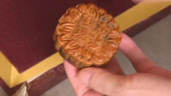 Tá hỏa phát hiện hộp bánh trung thu mua 10 năm chưa hỏng